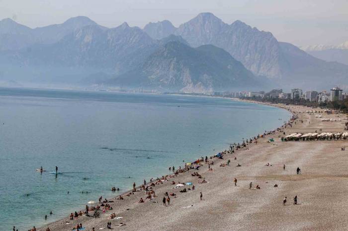 Antalya’da Vatandaşlar Oylarını Kullandıktan Sonra Konyaaltı Sahile Akın Etti