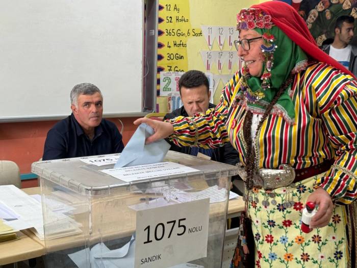 Yöresel Kıyafetle Oy Kullandılar