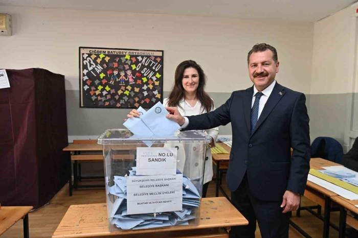 Balıkesir Büyükşehir Belediye Başkanı Yücel Yılmaz Ailesi Oy Kullandı