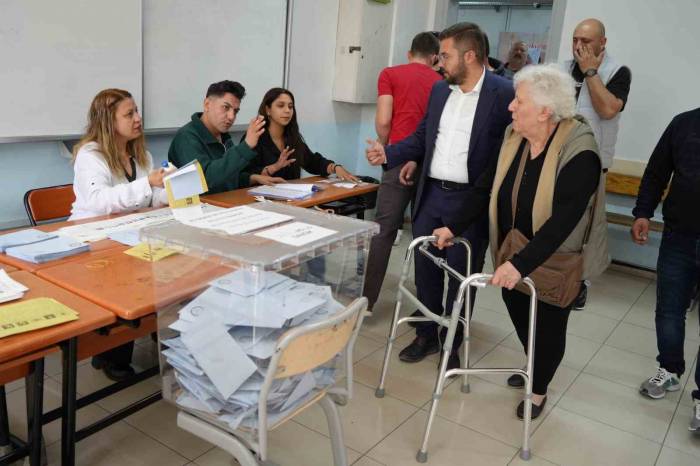 Gençler Yaşlı Ve Engelli Vatandaşların Oy Kullanması İçin Yoğun Bir Şekilde Çalışıyor