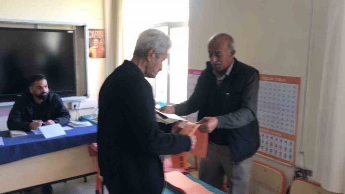 Batman’da 81 Yaşındaki Cevat Dede Sandık Başında