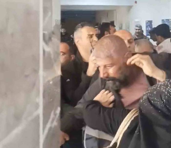 Okul Önündeki Otomobilde Silahlar Bulundu