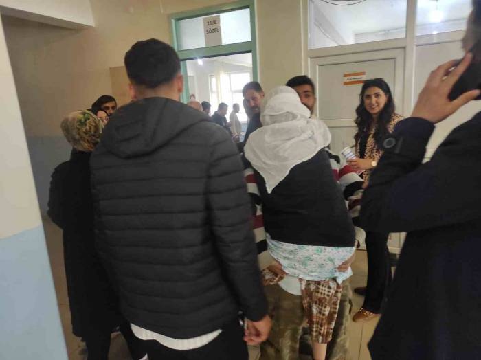 Batman’da Yürüyemeyen Annesini Sırtında Taşıyarak Oy Kullanmaya Götürdü