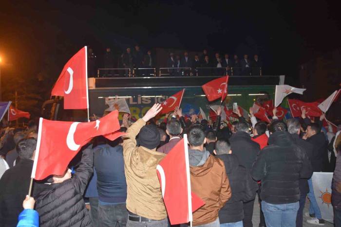 Bitlis’te Ak Parti Seçim Kutlaması Yaptı