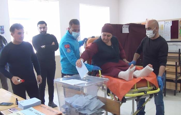 Yatağa Bağımlı Hastalar Oy Kullanmaya Sedyeyle Götürüldü