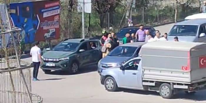 Yol Verme Tartışmasında Yumruklar Havada Uçuştu