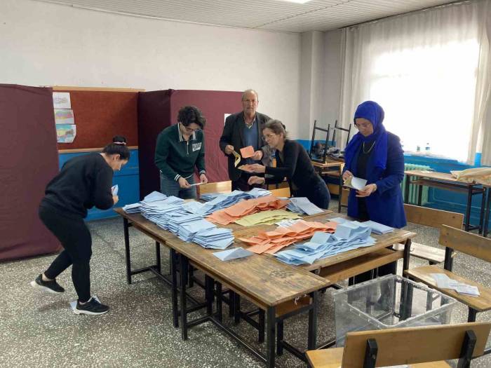 Burdur’da Oy Sayma İşlemi Devam Ediyor