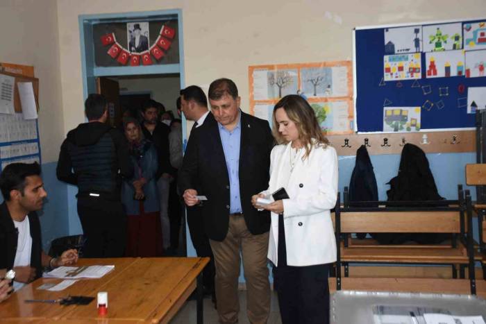 Chp’nin İzmir Adayı Cemil Tugay, Eşiyle Birlikte Oyunu Kullandı