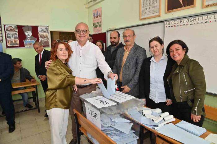 Manisalı Siyasiler Sandık Başına Gitti