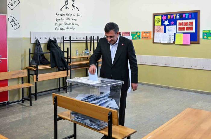 Cumhurbaşkanı Yardımcısı Yılmaz, Oyunu Ankara’da Kullandı