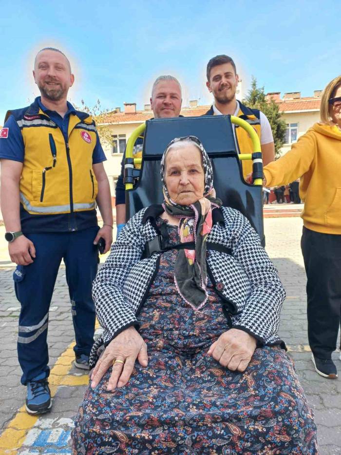 90 Yaşında Sedye İle Oy Kullandı