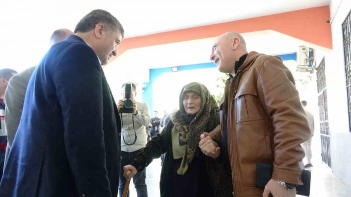 Giresun’da 95 Yaşındaki Emine Nine Demokrasi İçin Oyunu Kullandı