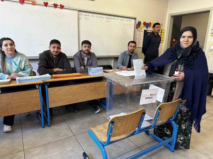 Yüksekova’da Oy Kullanma İşlemi Başladı