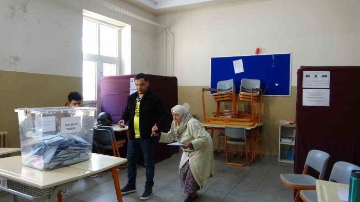 93 Yaşında Sandık Başına Gitti