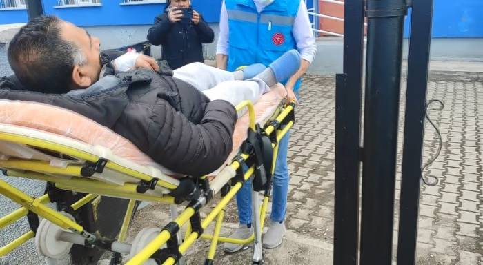 Kars’ta Bir Vatandaş Sedye İle Oy Kullanmaya Geldi