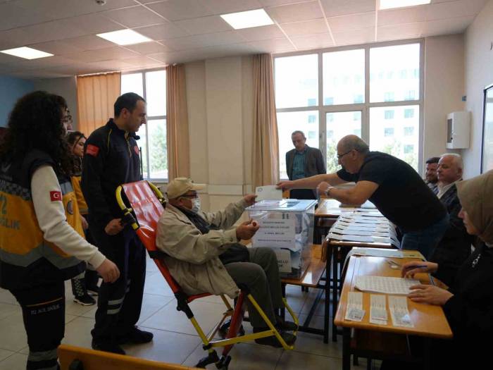 Hasta, Yaşlı Ve Engelliler Ambulanslarla Sandığa Gidiyor