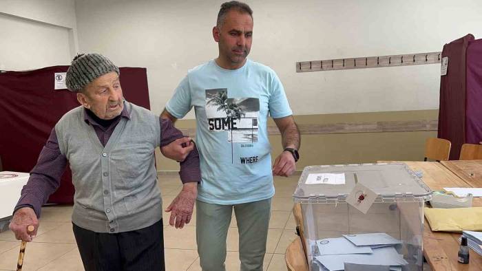 91 Yaşındaki Adam, İki Kişinin Kolunda Sandığa Gidip Oyunu Kullandı