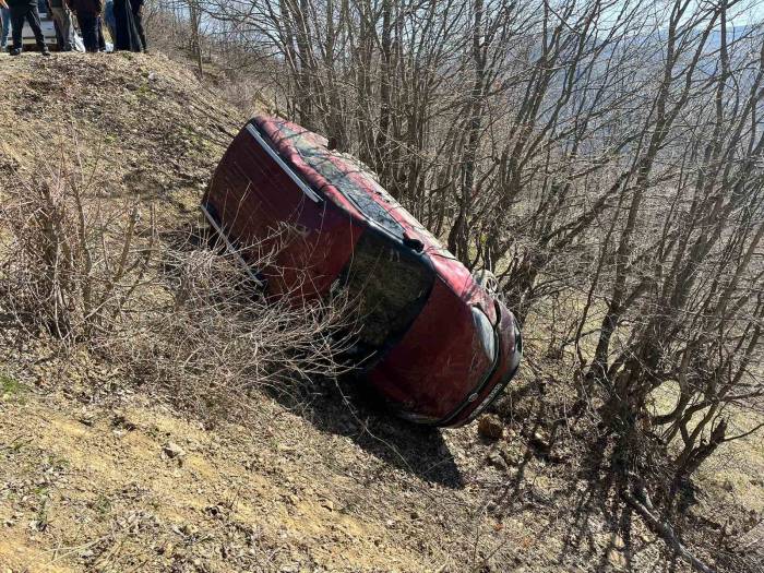 Hafif Ticari Araç Şarampole Yuvarlandı: 2 Yaralı