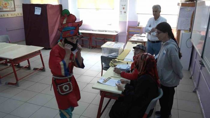 Karagöz Kostümüyle Oyunu Kullandı