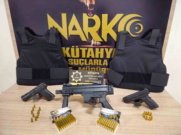 Kütahya’da Otomatik Silah, 2 Tabanca Ve Çelik Yelekler Ele Geçirilen 2 Zanlı Tutuklandı