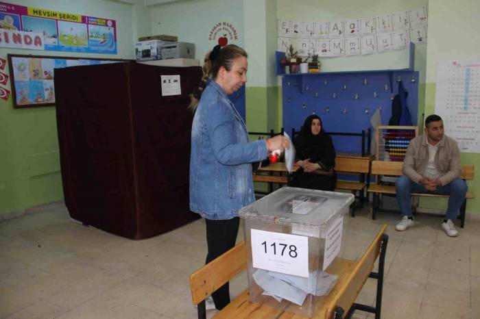 Manisalılar Oy Kullanmaya Başladı