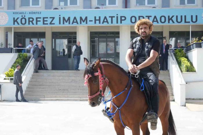 Oy Kullanmaya Atıyla Geldi