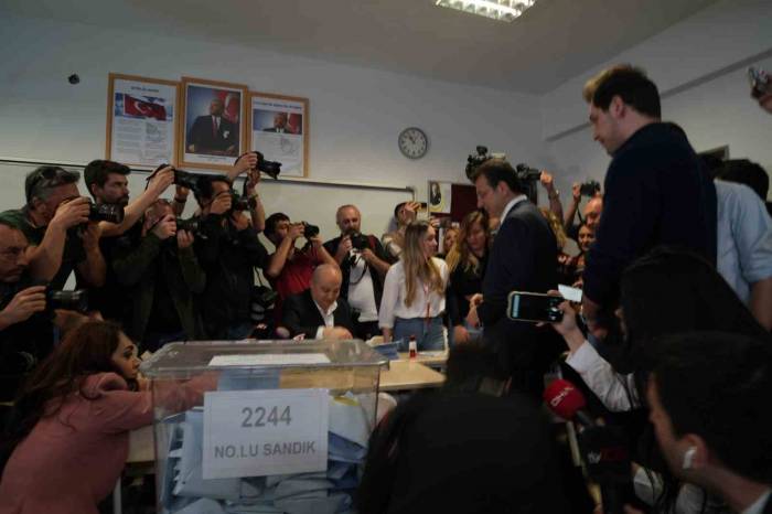 İbb Başkan Adayı Ekrem İmamoğlu, Oyunu Ailesiyle Birlikte Kullandı