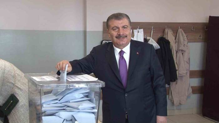 Sağlık Bakanı Fahrettin Koca, Oyunu Üsküdar’da Kullandı