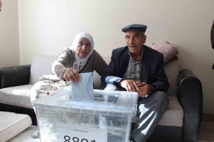 Seyyar Sandık, Evlerinden Çıkamayan Seçmenlerin Ayağına Gitti