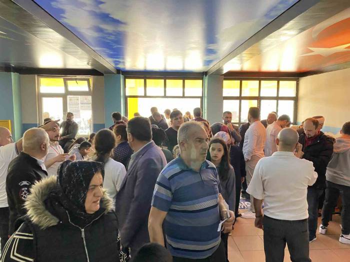 19 Bin Seçmenin Kayıtlı Olduğu Okulda Oy Verme İşlemi Devam Ediyor