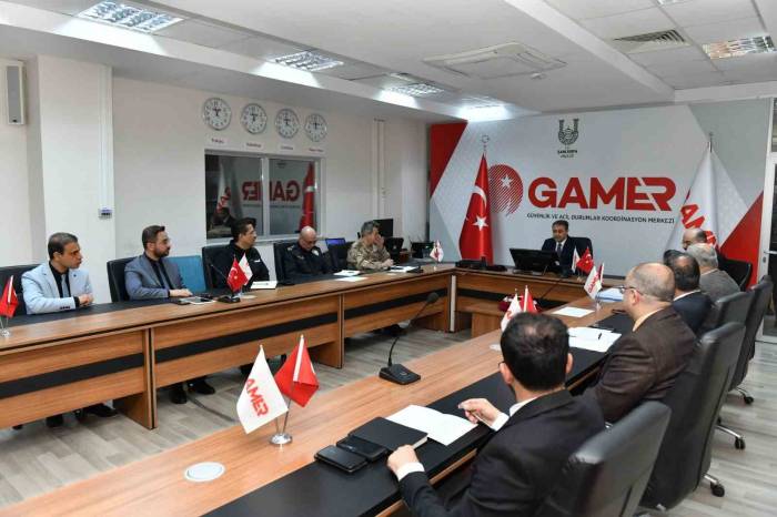 Vali Şıldak Seçim Koordinasyon Merkezinde