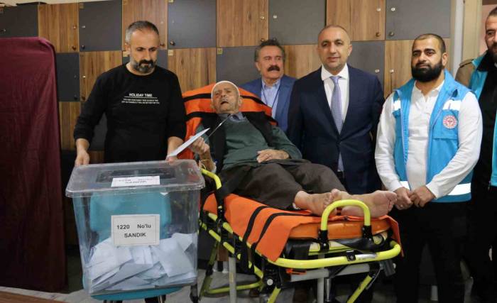 Van’daki Hastalar Oylarını Sedye Üzerinde Kullandı