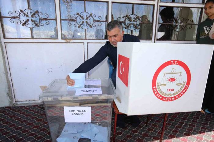 Başkale’de Hasta Ve Engelliler Seyyar Sandıkta Oy Kullandı