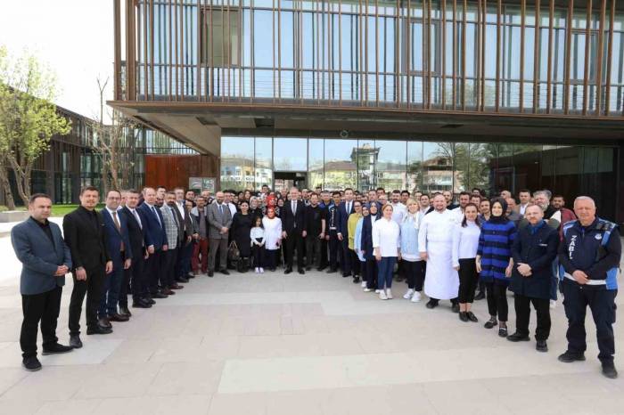 Belediye Personeli Başkan Taban’ı Çiçeklerle Karşıladı