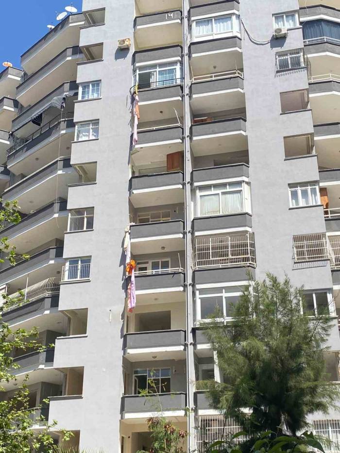 Adana’da Hasarlı Binaya Giren Hırsız Çarşafları Sarkıtıp İnerken Düşerek Öldü