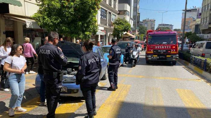 Otomobilin Elektrik Aksamından Çıkan Yangın Panikletti