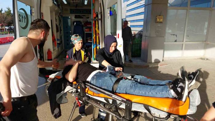 Otobüs Yazıhanesindeki Köpek Kavgasında 17 Yaşındaki Çocuk Bıçaklandı