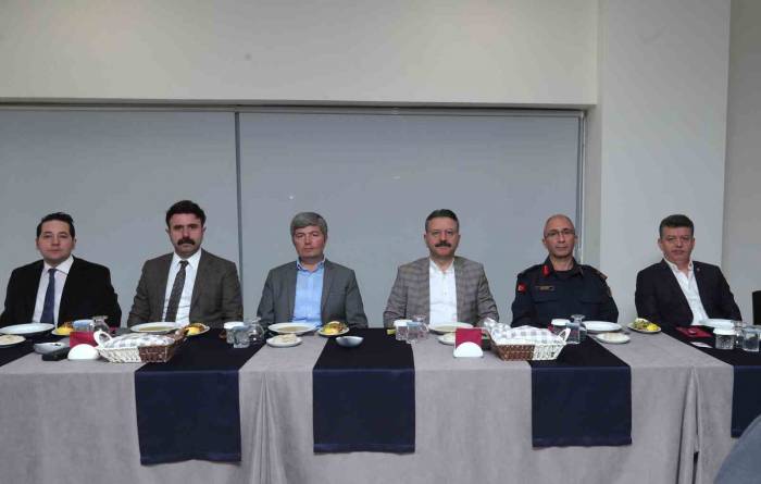 Vali Aksoy Gamer Personeli İle İftar Yaptı