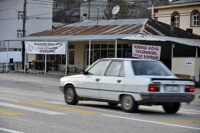 Bu Köyde 20 Yıldır Her Ramazan Ayında Yoldan Geçenlere Ücretsiz İftar Yemeği Veriliyor