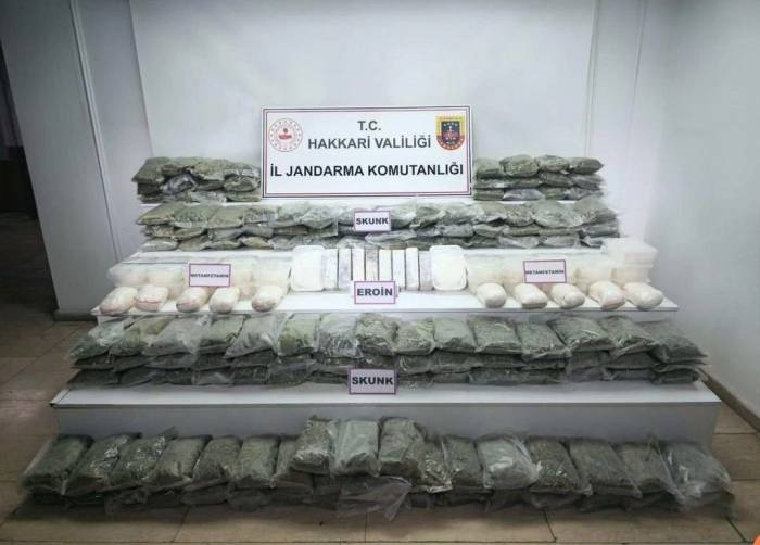 Hakkari’de Düzenlenen Operasyonlarda Yüksek Miktarda Uyuşturucu Ele Geçirildi