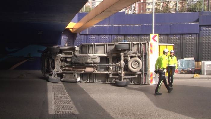 Kadıköy’de Üst Geçide Çarpan Kamyonet Devrildi