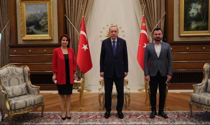 Kendisi İzmir’de, Kocası Da Isparta’da Seçimi Kaybetti