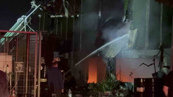 Geri Dönüşüm Fabrikasında Çıkan Yangın 2 Saatte Söndürüldü