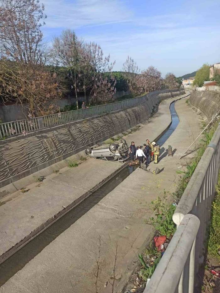 Sultanbeyli’de Araç Dereye Uçtu: 3 Yaralı