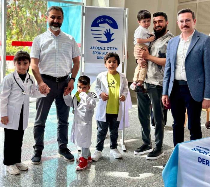 Otizmli Çocuklara Doktor Önlüğü Ve Stetoskop Hediye Edildi