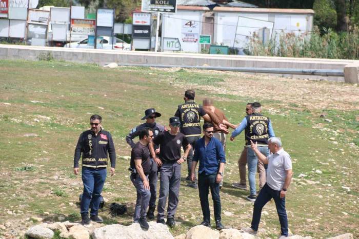 Eski Eşi Hakkında Dedikodu Yaptığını İddia Ettiği Akrabasını Sırtından Vurarak Öldürdü