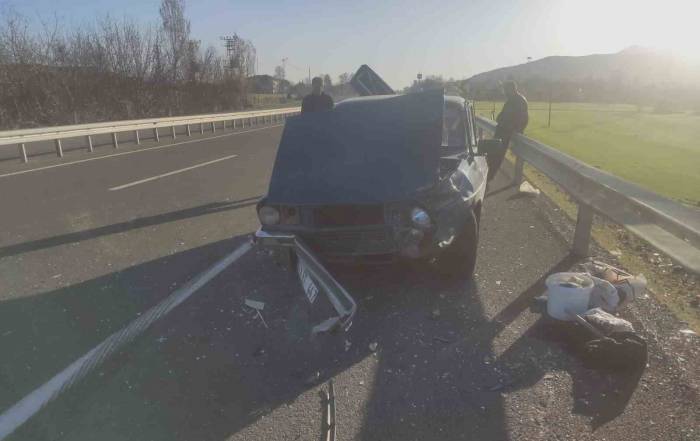 Lastiği Patlayan Otomobil Bariyerlere Çarptı