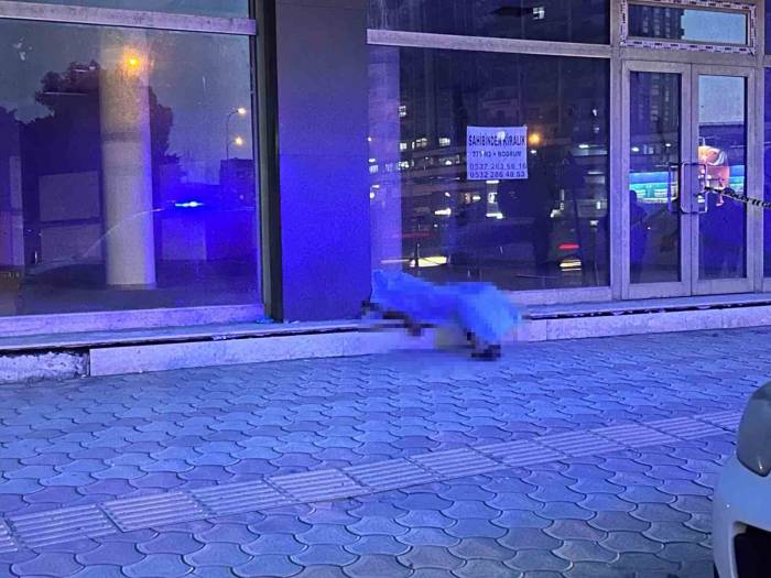 Hatay’da Bir Kişi Kaldırımda Ölü Bulundu