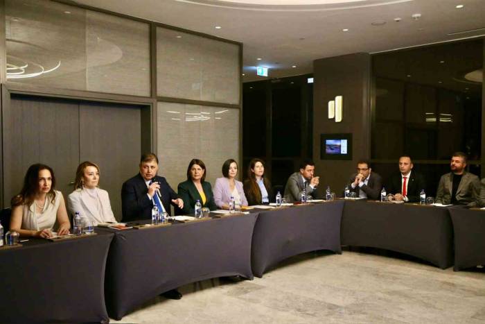 Başkan Tugay’dan, Yeni Belediye Başkanlarıyla İlk Toplantı