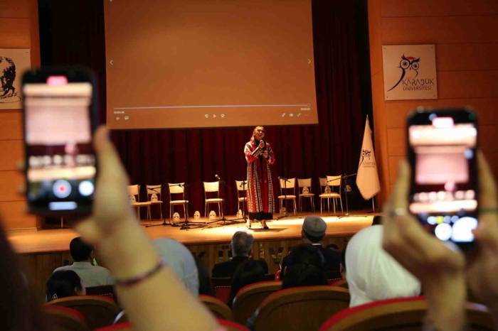 Kazakistanlı Öğrenciler Kültürlerini Tanıttı